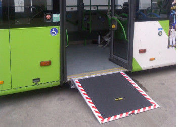 Ηλεκτρική εκτός λειτουργίας χάλυβας κεκλιμένη ράμπα αναπηρικών καρεκλών υπάρχουσα σταθερά για το λεωφορείο Pubilic πόλεων